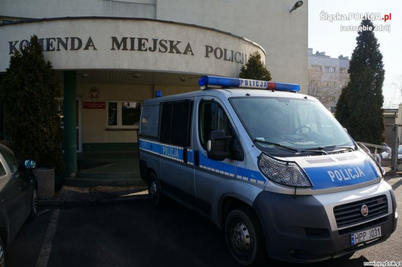 32-latka została obezwładniona i trafiła do policyjnego aresztu. / Policja Jastrzębie-Zdrój