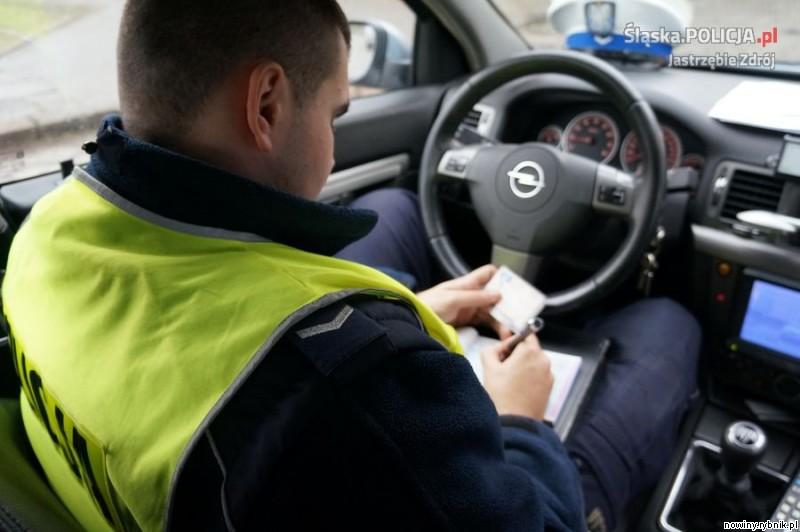 Policjanci apelują do uczestników ruchu drogowego o ostrożność. / Policja
