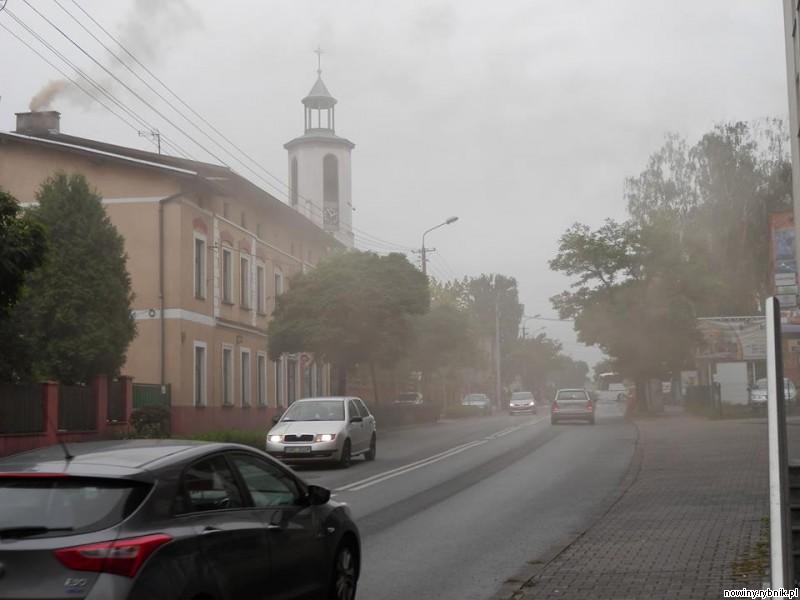 Sobota, ulica Wodzisławska w Rybniku i siwo od dymu / Zbigniew Chwastek