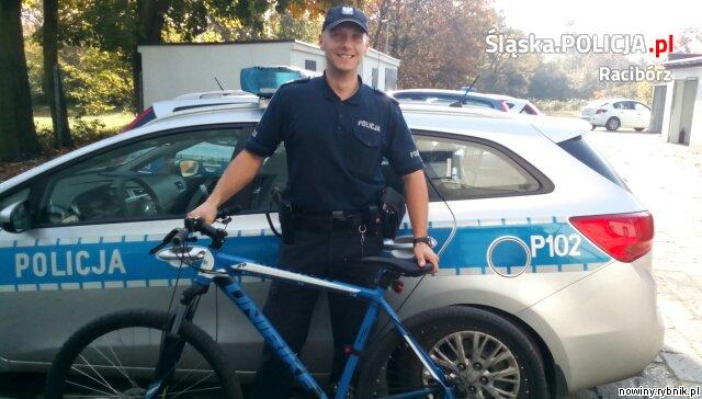 Kuźniański policjant z odzyskanym rowerem / Policja Racibórz
