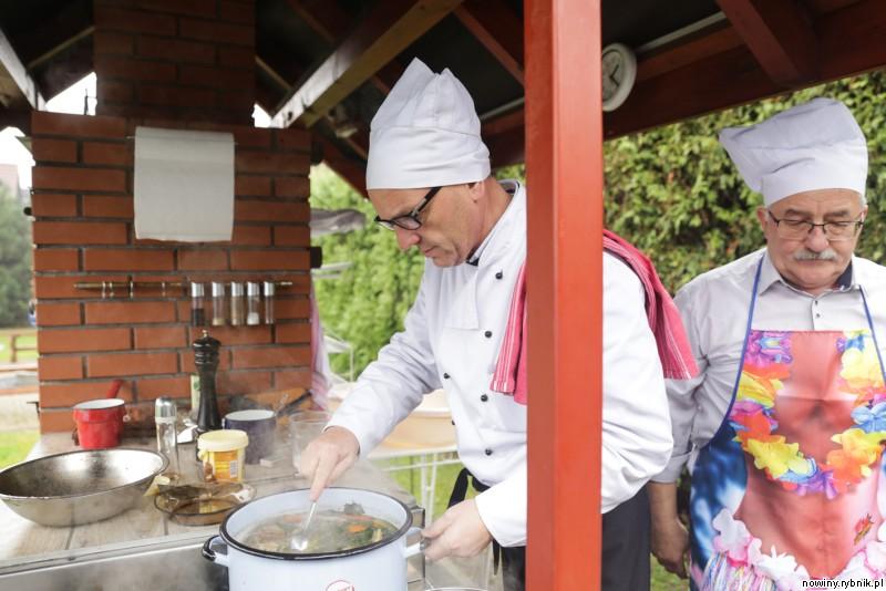 Szef kuchni Krystian Stępień gotuje rosół, obok Henryk Buchalik / Dominik Gajda, Ireneusz Stajer