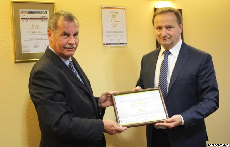 Prezydent Żor Waldemar Socha i jego pełnomocnik Bronisław Pruchnicki prezentują dyplom / www.zory.pl