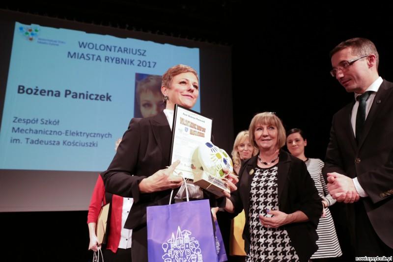 Bożena Paniczek odbiera dyplom i gratulacje / Dominik Gajda