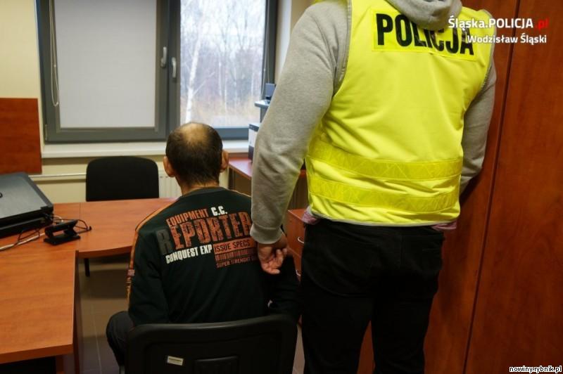 Napastnicy zaatakowali 58-letniego sąsiada / Policja Wodzisław