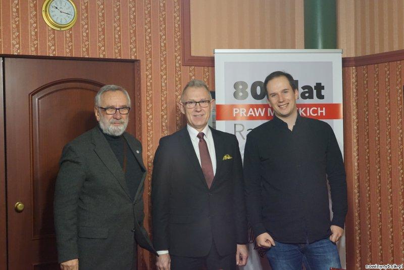 Piotr Szuter (z prawej) z ojcem Bolesławem i prezydentem Mirosławem Lenkiem (w środku) / UM Racibórz