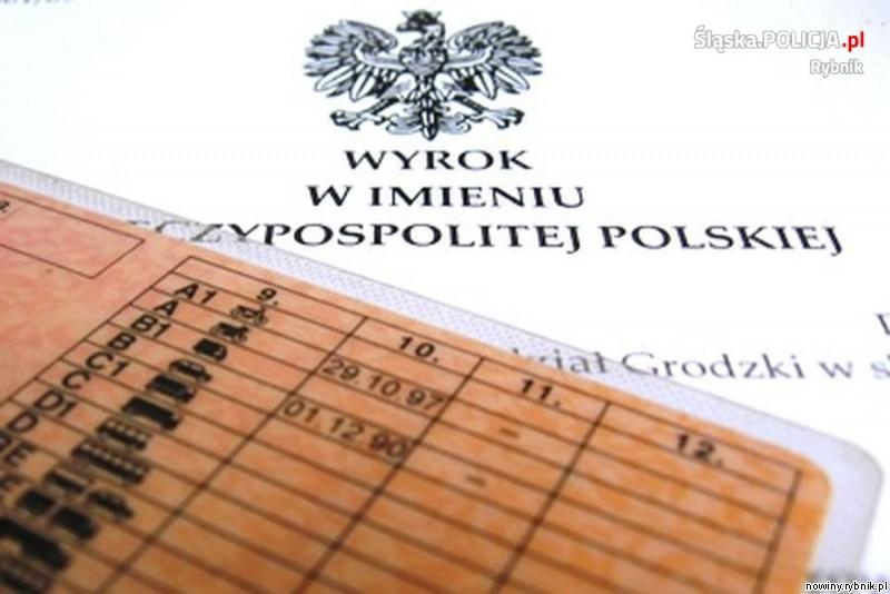 Policjanci ustalili, że wobec 30-letniego mieszkańca powiatu gliwickiego w 2012 roku została wydana decyzja o cofnięciu uprawnień / Policja