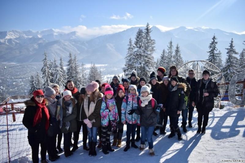 Duża grupa dzieci i młodzieży wyjechała na obóz zimowy do Gronia, gdzie uczestniczyła w warsztatach taneczno-teatralnych oraz zwiedziła Zakopane i Nowy Targ / MDK Rybnik