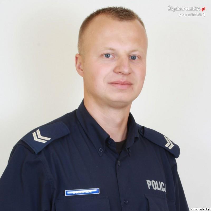Portfel znalazł dzielnicowy starszy sierżant Kamil Szczepaniak / Policja Jastrzębie