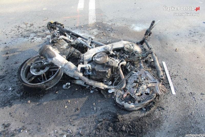 Spalony motor, poparzony motocyklista - takie są skutki wypadku / Policja