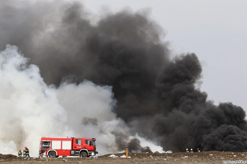 Strażacy walczą z dużym pożarem na składowisku odpadów w Jastrzębiu / Dominik Gajda