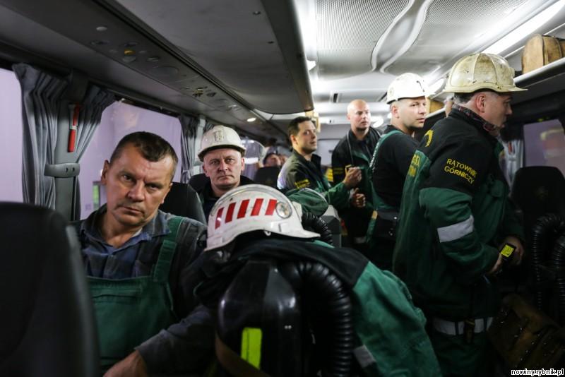Ratownicy w drodze na akcję w kopalni Zofiówka / Dominik Gajda