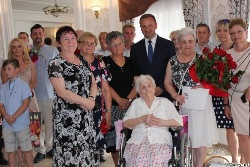 100-latka Krystyna Frysz w otoczeniu bliskich i prezydenta Waldemara Sochy / USC Żory