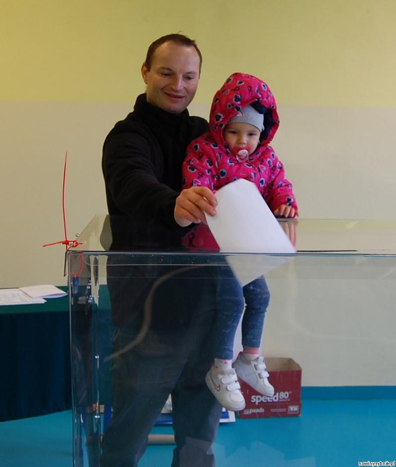 W Szkole Podstawowej nr 3 w Żorach głosował Marcin Korbek z niespełna trzyletnią córeczką Mają / Ireneusz Stajer