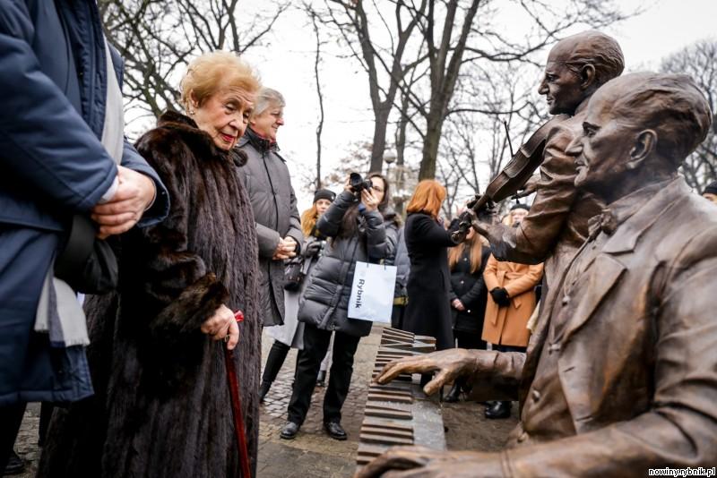 Lidia Grychtołówna przed rzeźbą swoich nauczycieli / Dominik Gajda