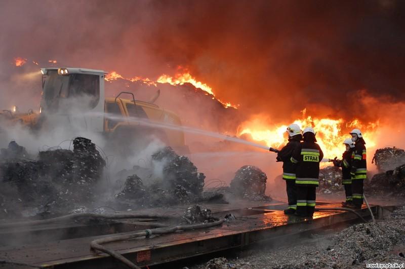 Strażacy cały czas dogaszają pożar składowiska odpadów w Żorach / Ireneusz Stajer