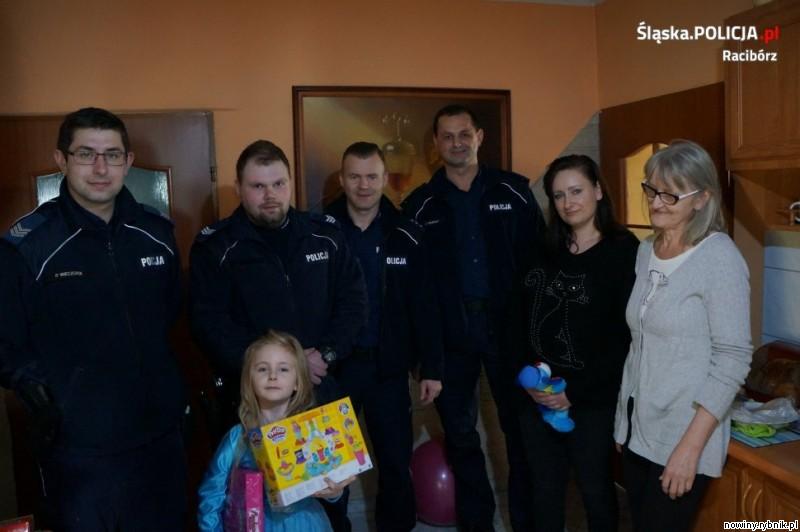 Wspólne zdjęcie poszkodowanej rodziny z kuźniańskimi policjantami / Policja Racibórz