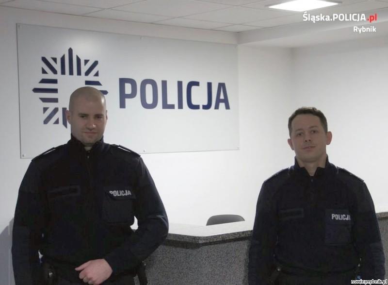 Mariusz Brzezina i Krzysztof Mularczyk pełnią służbę w policji od czterech lat / Policja