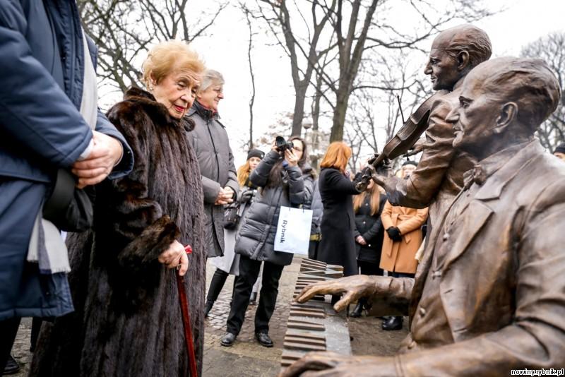 Lidia Grychtołówna przed rzeźbą Szafranków, swoich nauczycieli / Dominik Gajda