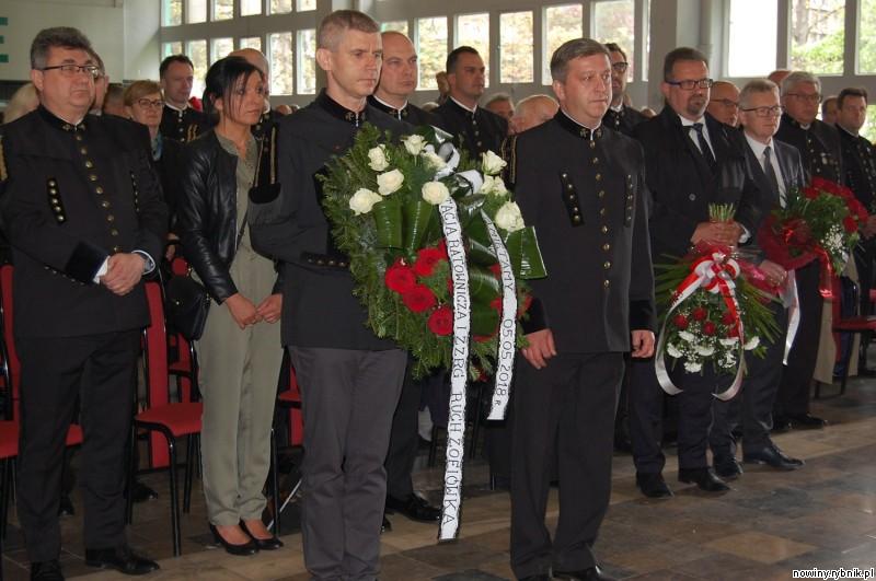 Delegacje złożyły kwiaty pod pamiątkową tablicą / Ireneusz Stajer