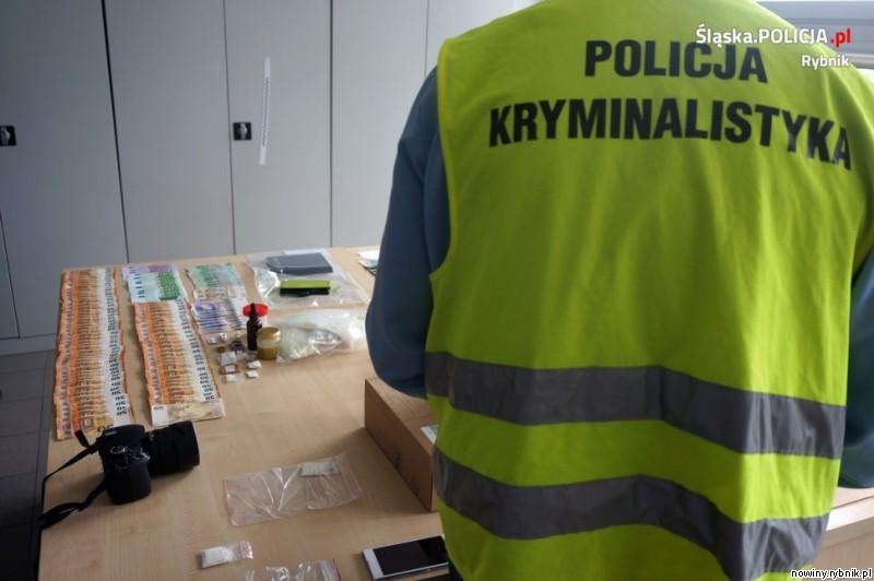 Policjanci wkroczyli do mieszkania przy ulicy Kominka, gdzie znaleźli duże ilości amfetaminy / Policja Rybnik