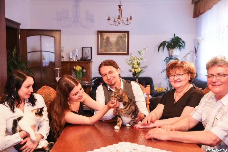 Łukasz Kohut z najbliższymi: dziewczyną, siostrą, rodzicami i... kotami / Dominik Gajda