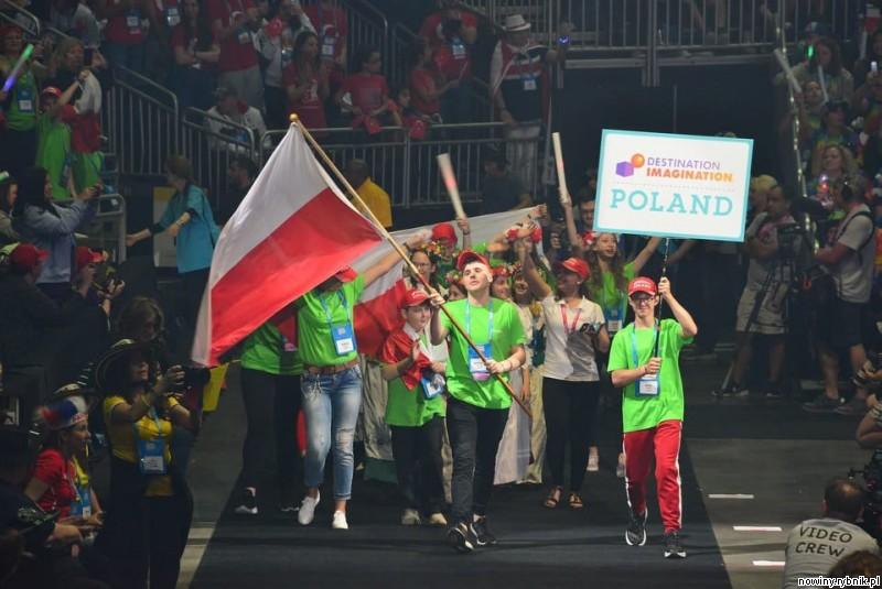 Młodzi żorzanie z dumą dzierżyli polską flagę / ZSO im. Miarki Żory