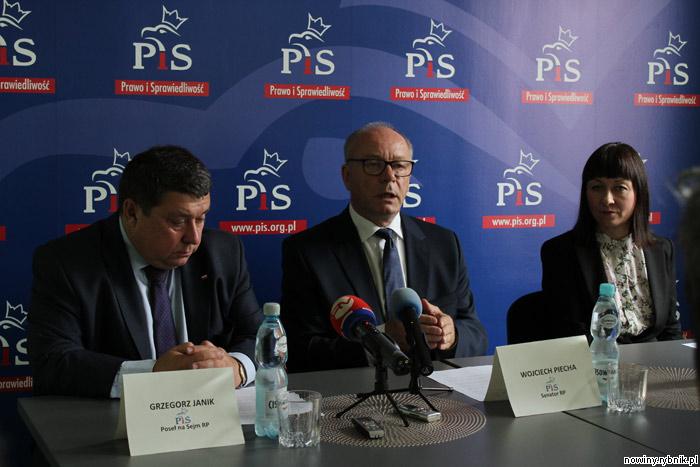 Konferencja parlamentarzystów PiS. Od lewej: Grzegorz Janik, Wojciech Piecha i Katarzyna Dutkiewicz / Kinga Łaskawiec