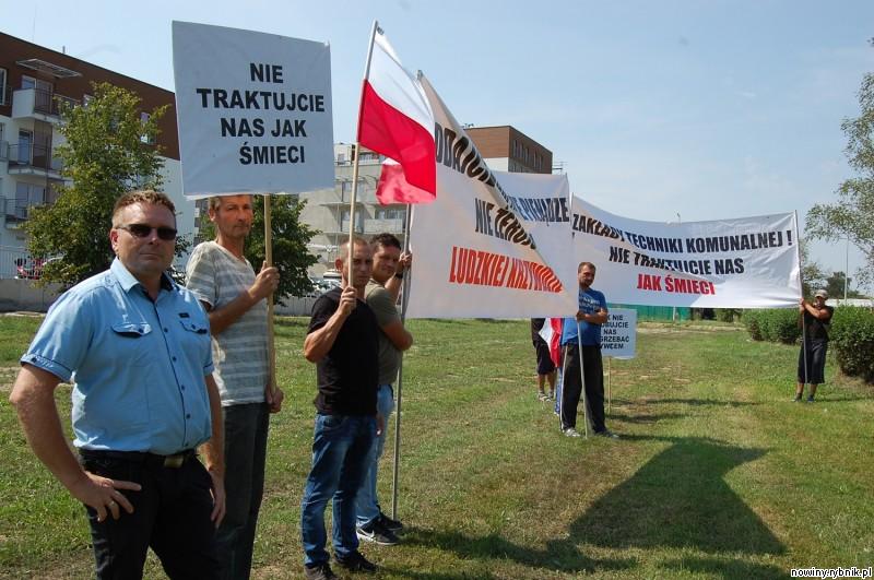 Marek Płoneczka ze swoimi pracownikami przed domem czynszowym nr 6 / Ireneusz Stajer