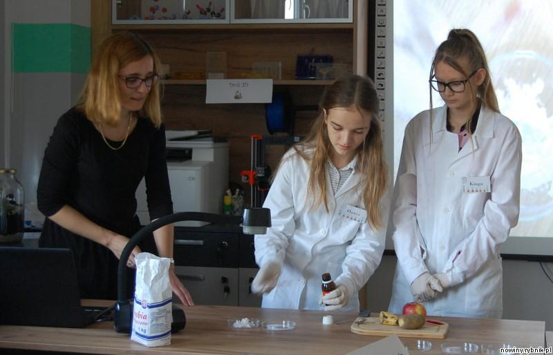 Na otwarciu innowacyjnej szkolnej pracowni chemiczno – biologiczno – fizycznej w Rowniu Folwarkach zobaczyliśmy ciekawe eksperymenty / Ireneusz Stajer
