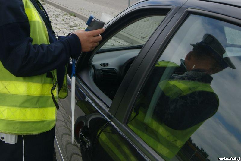 Pijany kierowca peugeota spychał z drogi inny pojazd / Policja Żory