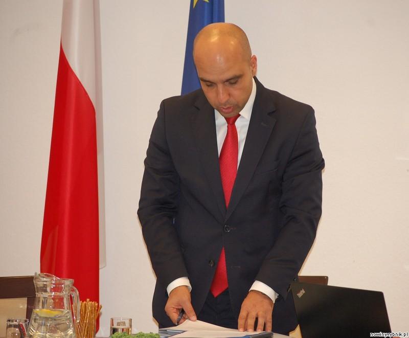Przewodniczący rady miasta Piotr Kosztyła przedstawił stanowisko komisja skarg i wniosków / Ireneusz Stajer