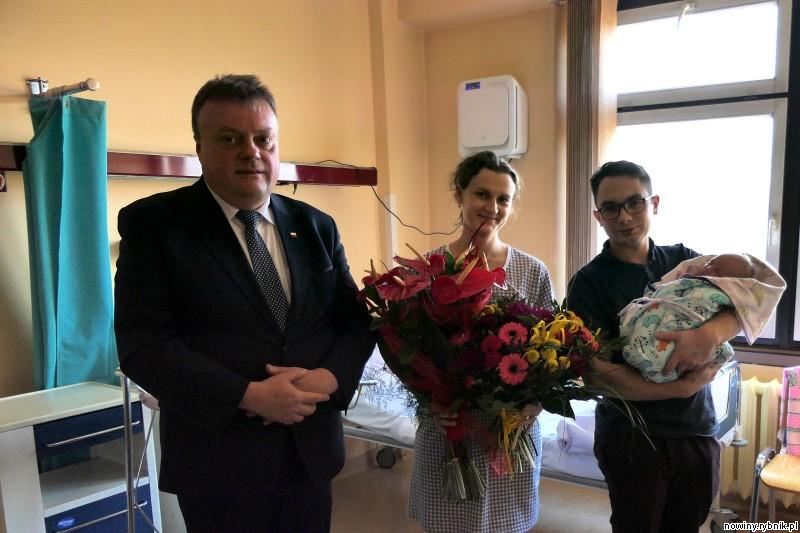 Antosię Polnik oraz szczęśliwych rodziców dziewczynki Dalię i Patryka odwiedził wicewojewoda, Robert Magdziarz / ŚUW Katowice