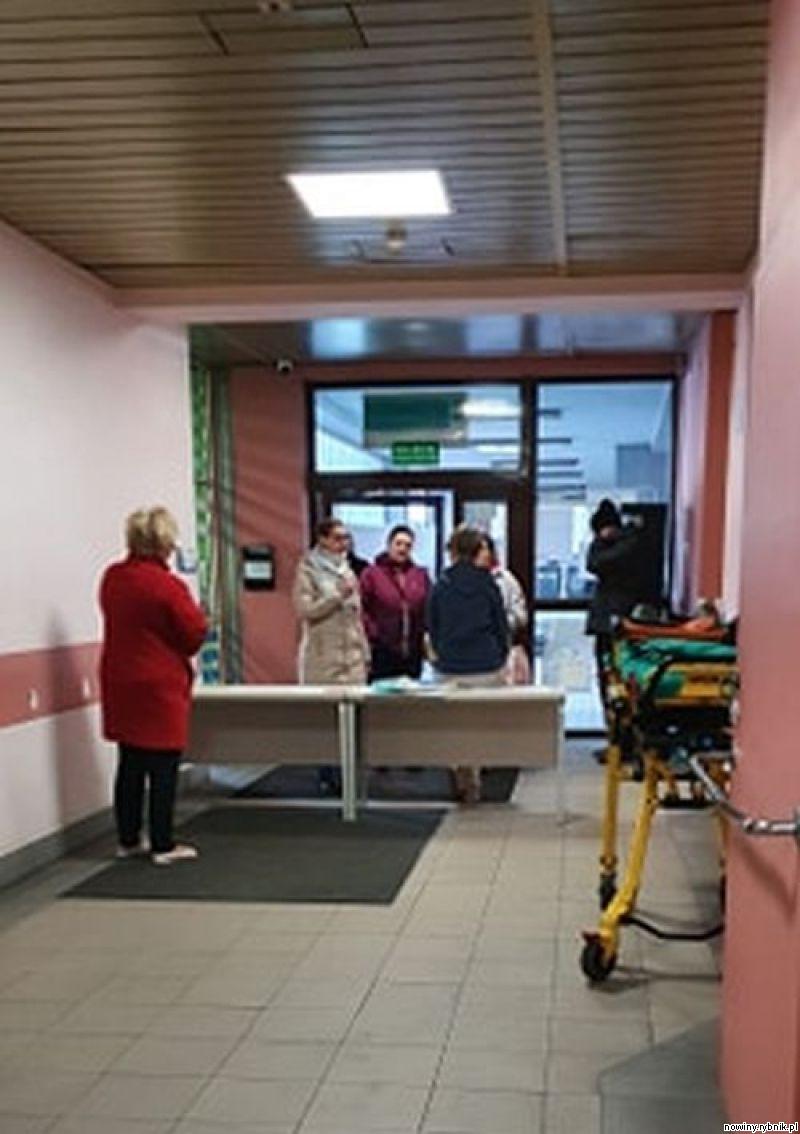 Stolik w rybnickim szpitalu, przy ktrym ratownik medyczny sprawdza temperaturę wszystkim wchodzącym do budynku / Czytelnik