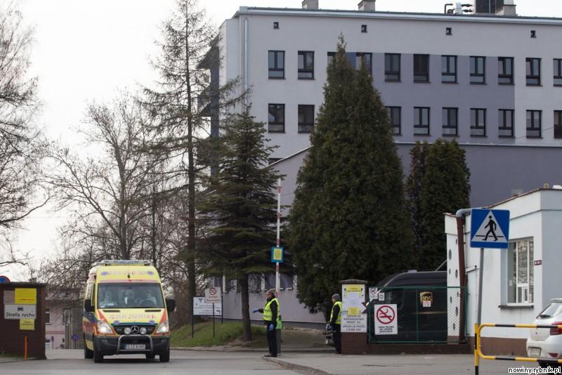 Karetka wyjeżdża z terenu szpitala w Wodzisławiu / Dominik Gajda