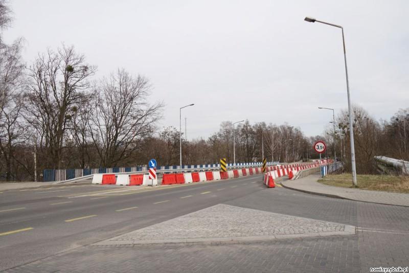 Obecnie możliwość przejazdu wiaduktem jest ograniczona, wszyscy czekają na przebudowę tego miejsca / www.jastrzebie.pl Łukasz Parylak
