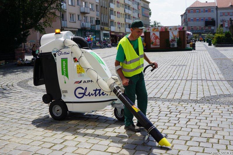 Pracownik Przedsiębiorstwa Komunalnego sprząta rynek przy pomocy nowego odkurzacza / www.raciborz.pl