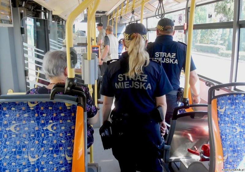 Zarząd Transportu Zbiorowego w Rybniku wraz z strażnikami miejskimi rozpoczęli kontrole w autobusach komunikacji miejskiej / UM Rybnik